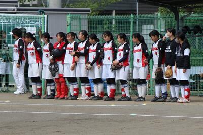 試合開始前にベンチ前で整列